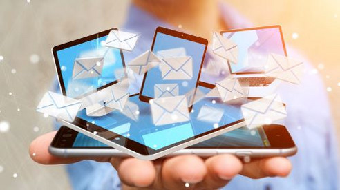 Handys mit fliegenden Briefumschlägen als Zeichen für E-Mails